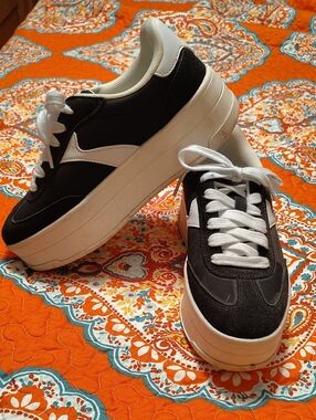 No Boundaries Platform Gum Sneakers Size 7 Black White Stripe